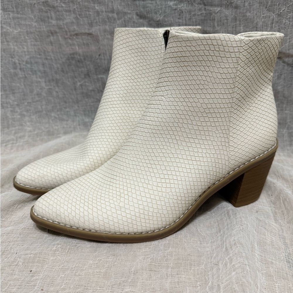 Universal Thread White Alligator Textured Ankle B… - image 1